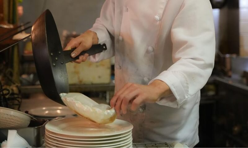 レストラン カルタパコの店長の船木雅史(ふなき まさし)の料理してる様子